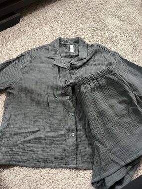 Viral Stars Above Charcoal Gray Button-Front Cotton Crinkle Set SZ M